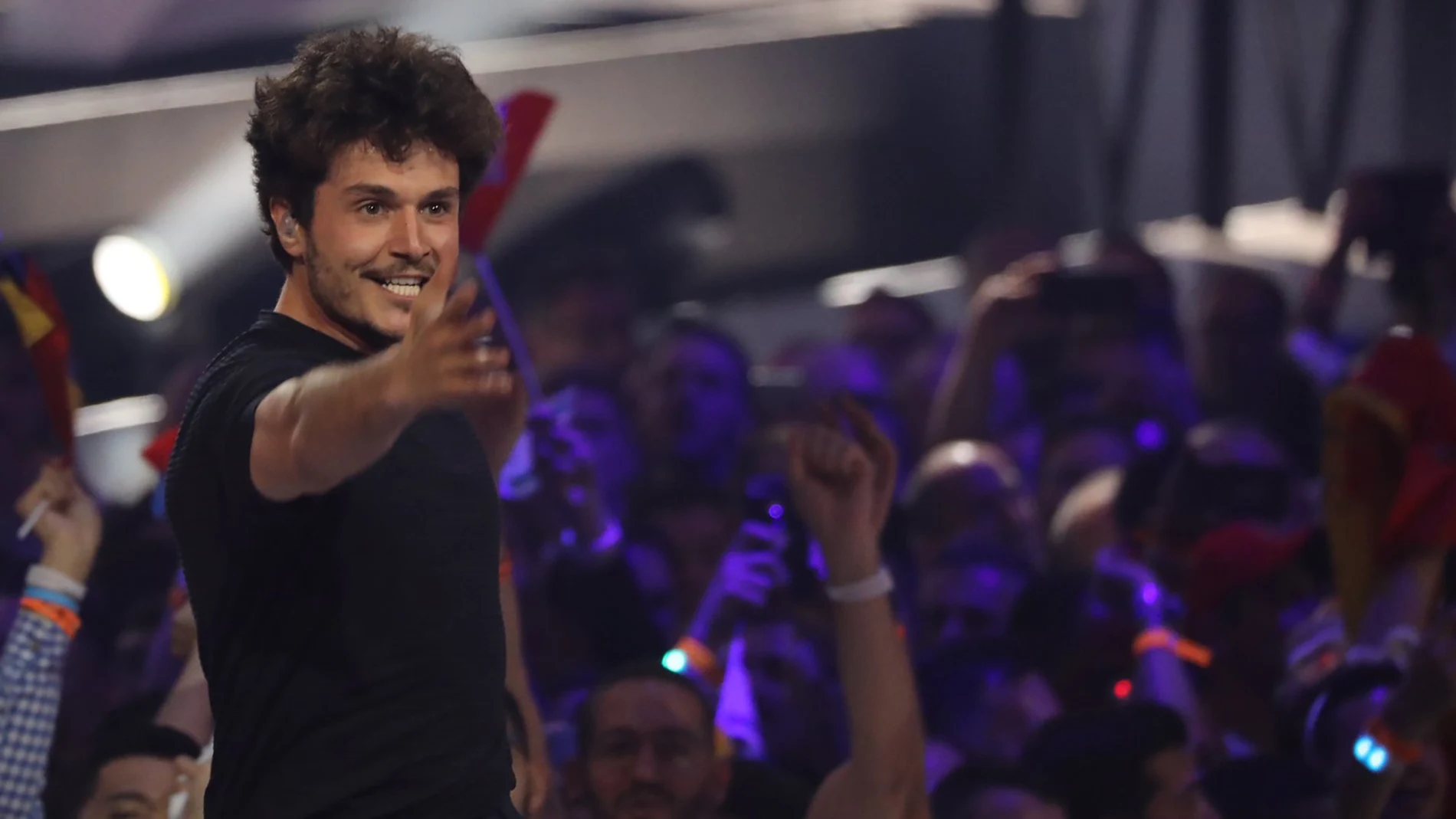 Miki durante su participación en Eurovisión