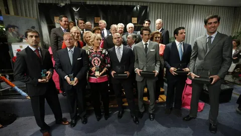 Los premiados, en primera fila, junto a algunos de los miembros del jurado y de los invitados a la ceremonia