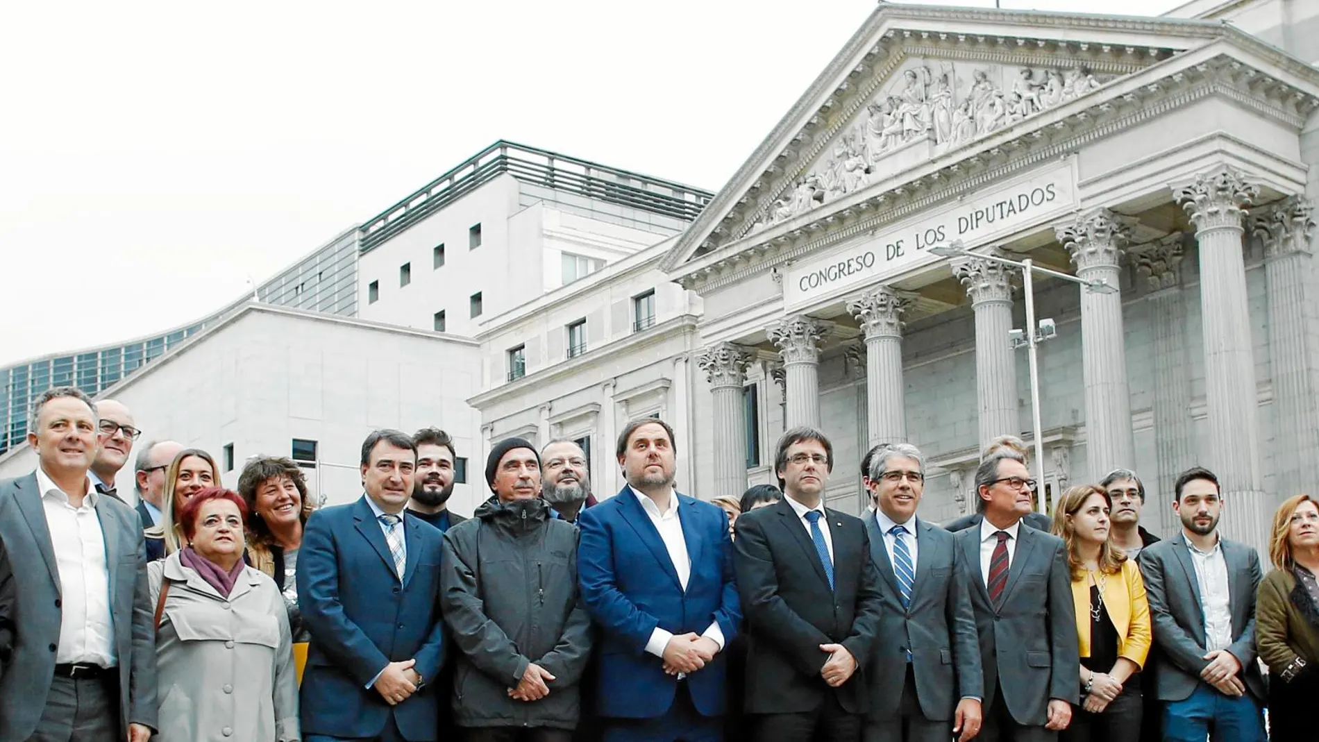 Puigdemont, Artur Mas, Oriol Junqueras y otros diputados y senadores mostrando su apoyo a Francesc Homs / Foto: Javier Fdez. Largo
