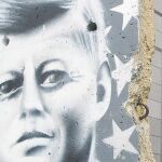Kennedy, en el muro. El líder demócrata ha quedado inmortalizado en grafiti por los jóvenes berlineses en el resto de Muro que se conserva intacto