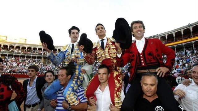 La terna salió en volandas del coso salmantino