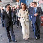 Ana Botella, acompañada por el edil de Medio Ambiente, Diego Sanjuanbenito, visitó ayer la Estación Sur de autobuses
