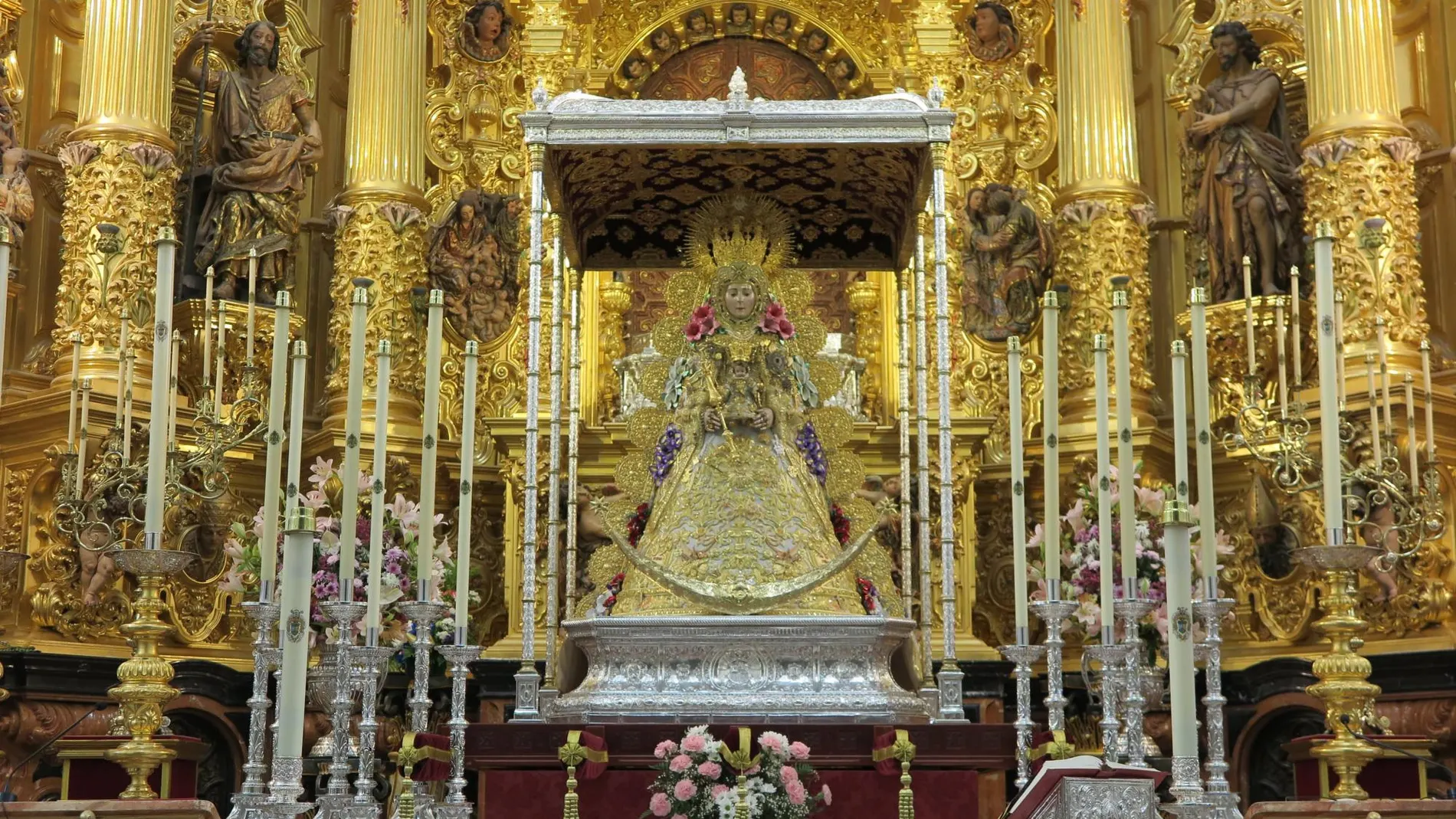 La Virgen del Rocío entronizada en su paso / Foto: Hdad. matriz de Almonte