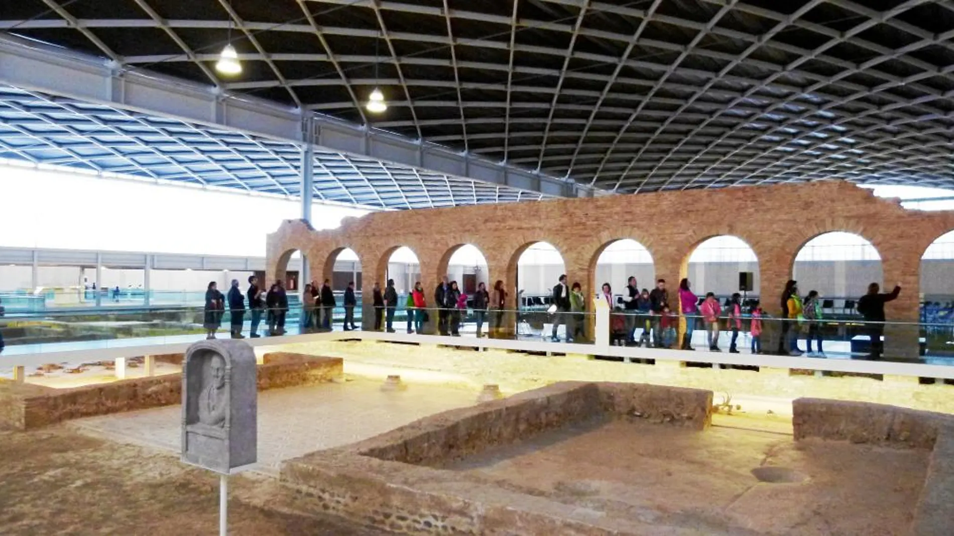 Varios escolares participan en una de las actividades en La Olmeda