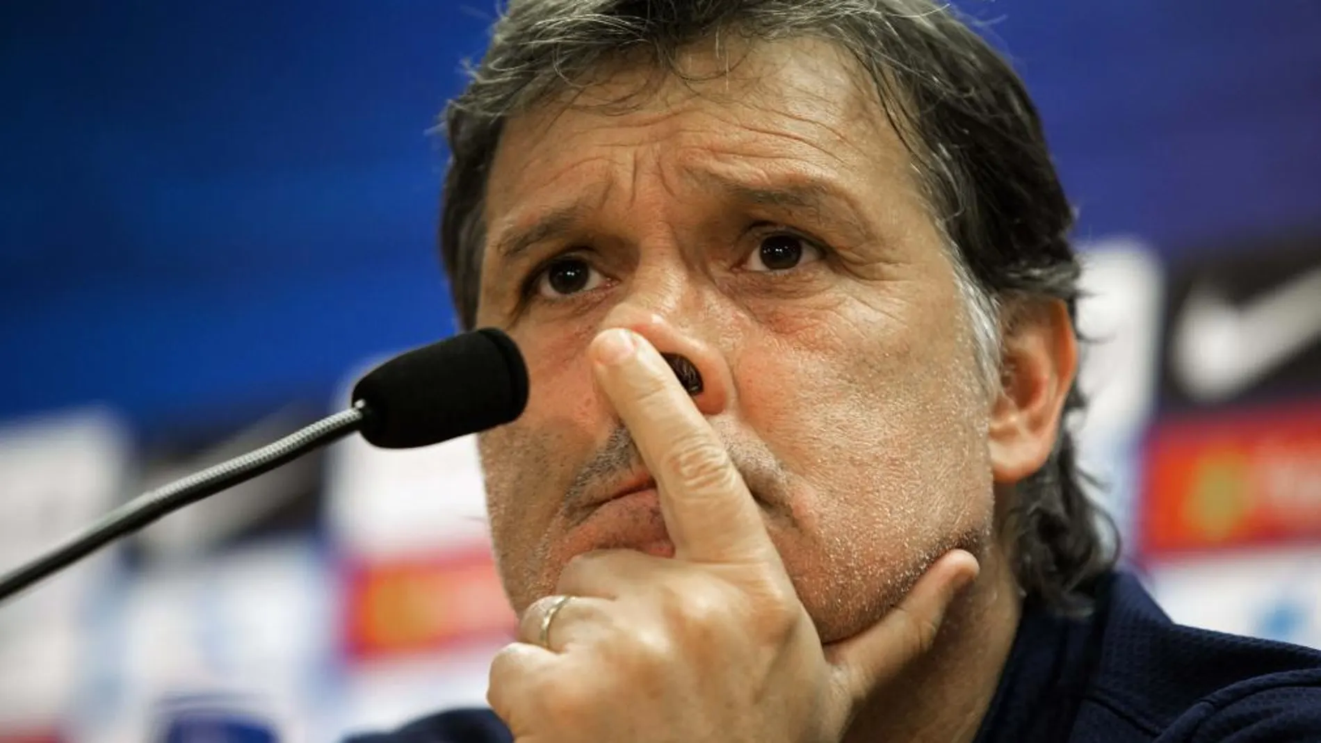El entrenador del Barcelona, el argentino Gerardo 'Tata' Martino, durante la rueda de prensa que ha ofrecido tras el entrenamiento del equipo en la ciudad deportiva Joan Gamper
