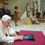 El Papa mientras publicaba por primera vez en Twitter