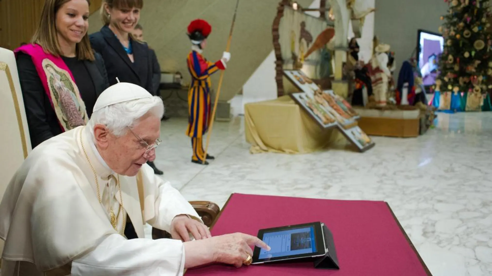 El Papa mientras publicaba por primera vez en Twitter