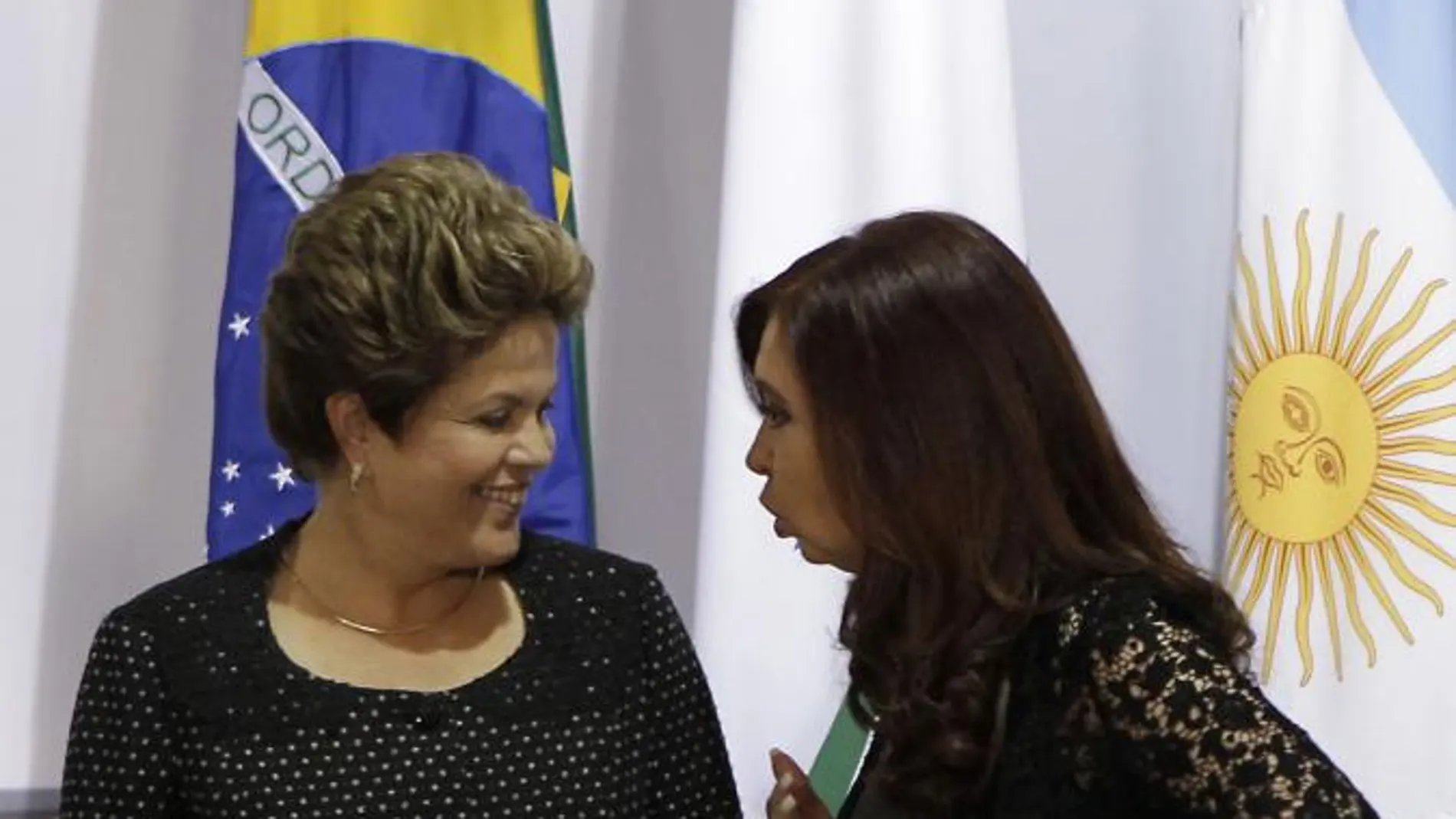 Cristina Fernández saluda a Dilma Rousseff, ayer, en la cumbre de Mercosur