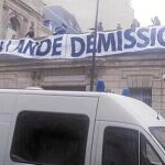 Ultraderechistas colocaron ayer en la sede socialista una pancarta en la que pedían la dimisión de Hollande