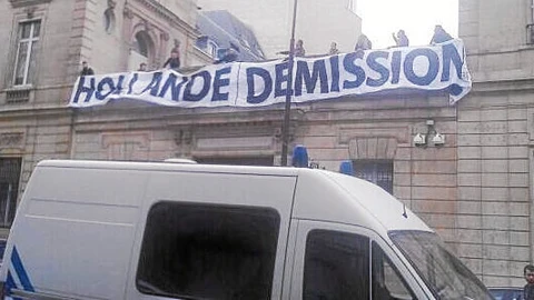 Ultraderechistas colocaron ayer en la sede socialista una pancarta en la que pedían la dimisión de Hollande