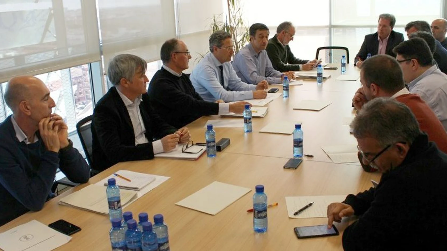 El secretario autonómico de Vivienda, Lluís Ferrando, y el director general de Obras Públicas, Transporte y Movilidad, Carlos Domingo, se reunieron ayer con las asociaciones de taxistas y de VTC como a Unauto, asociación de empresas de las VTC, durante las dos reuniones que han mantenido este martes.