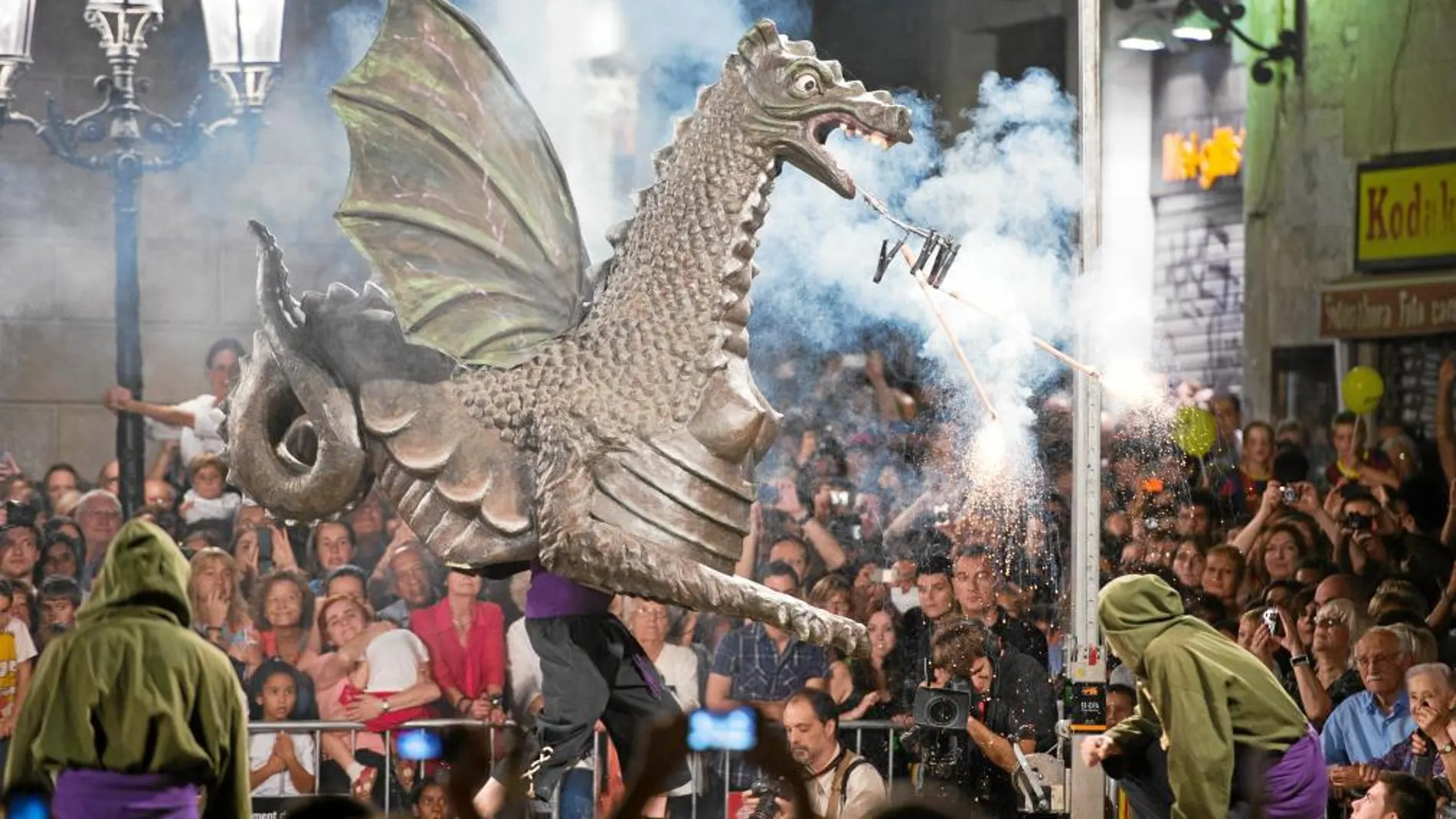 Las figuras de las dragones están presentes en estas fiestas en una muestra en el Ayuntamiento y en los tradicionales correfuegos