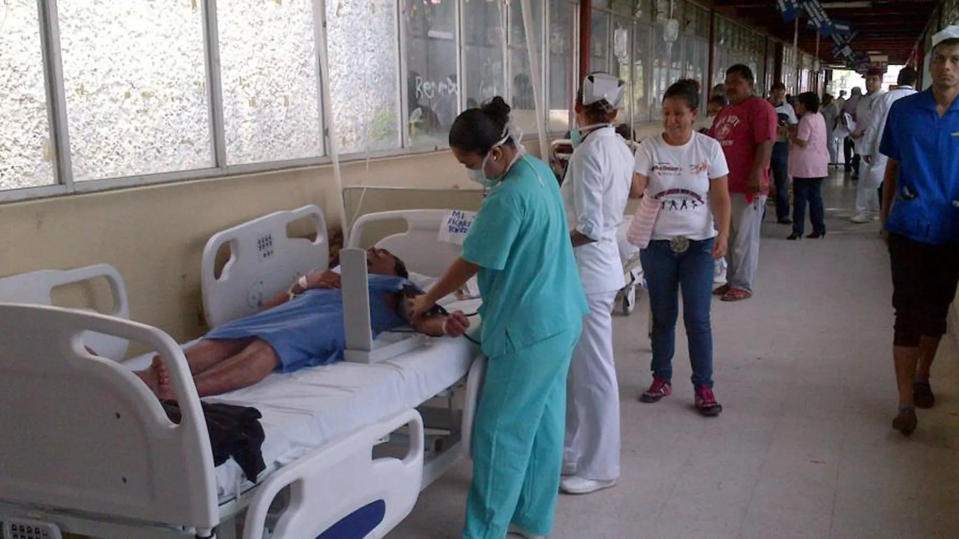 Enfermeras atienden a los pacientes en el exterior de los hospitales Cancerología y Ciudad Renacimiento, en el puerto de Acapulco