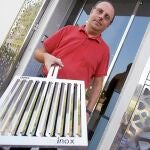 El fabricante José Roselló muestra la parrilla de acero inoxidable