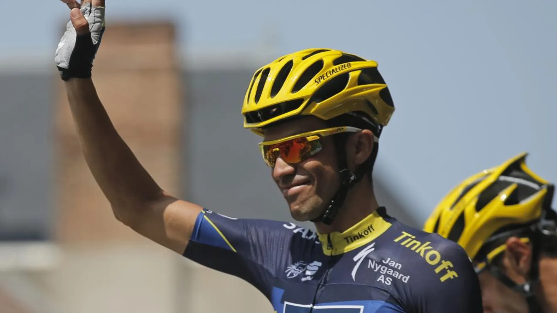 Alberto Contador saluda a los aficionados tras la etapa de hoy, la 14ª, que terminó en Lyon