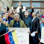 Seguidores de Guaidó celebran el fin de la ocupación de la Embajada de Venezuela en Washington / Ap