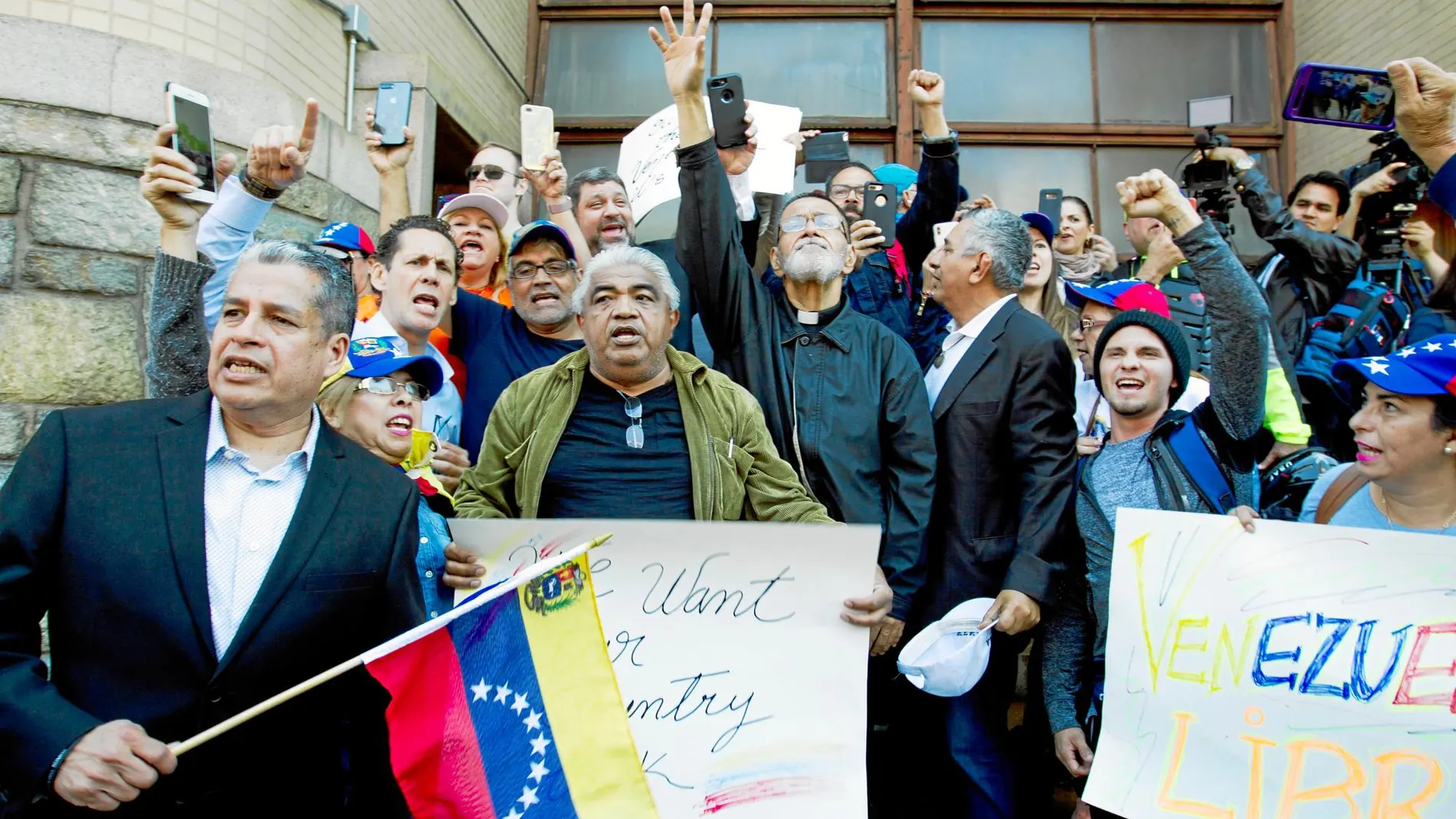 Seguidores de Guaidó celebran el fin de la ocupación de la Embajada de Venezuela en Washington / Ap