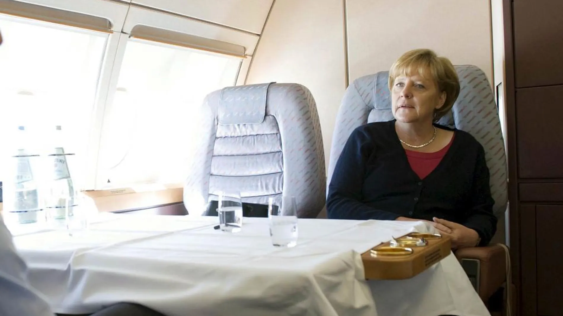 Angela Merkel en el avión presidencial