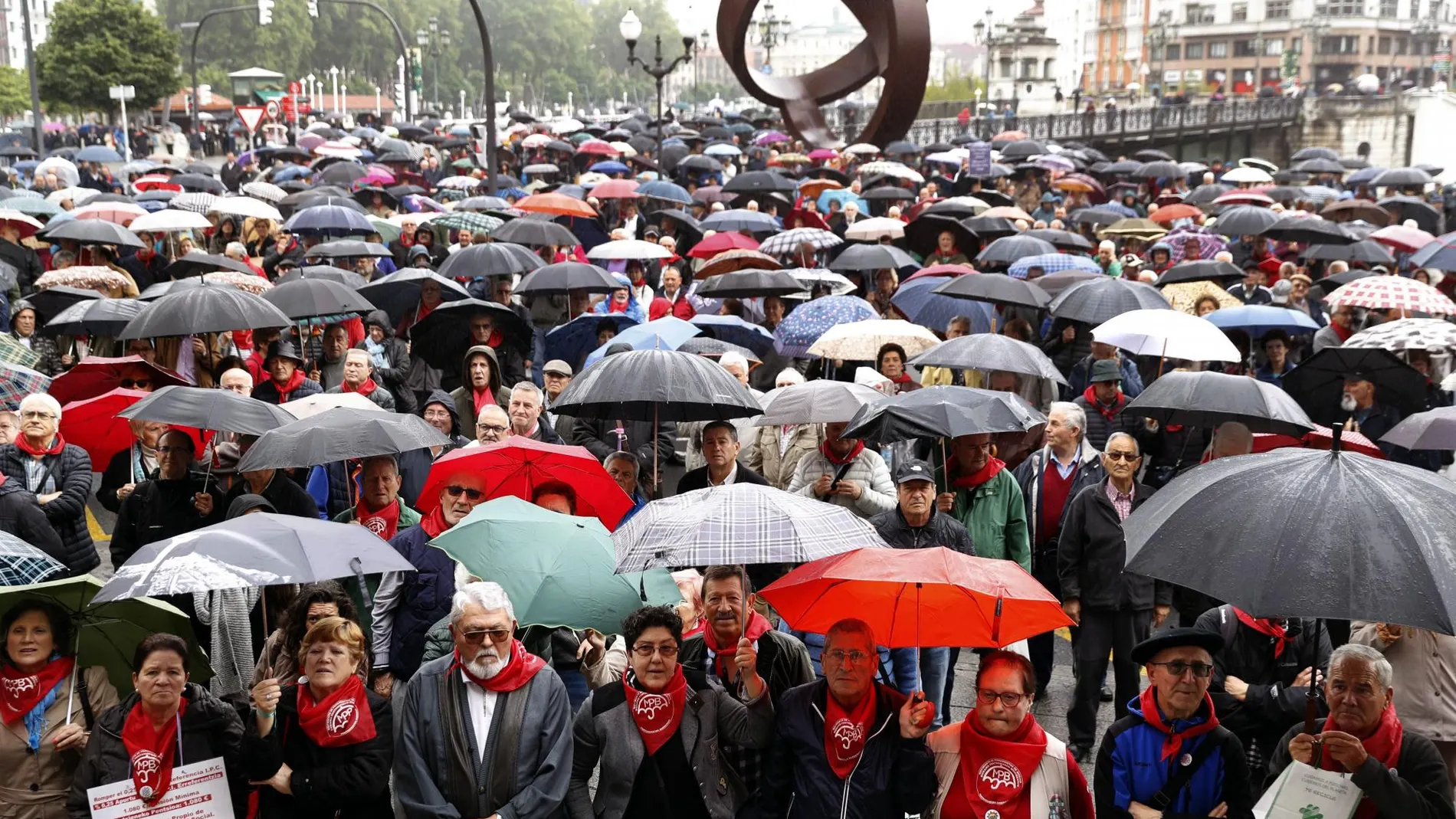 El movimiento de pensionistas de Vizcaya durante la concentración de ayer lunes en el arenal bilbaino, para reclamar unas pensiones públicas "dignas"