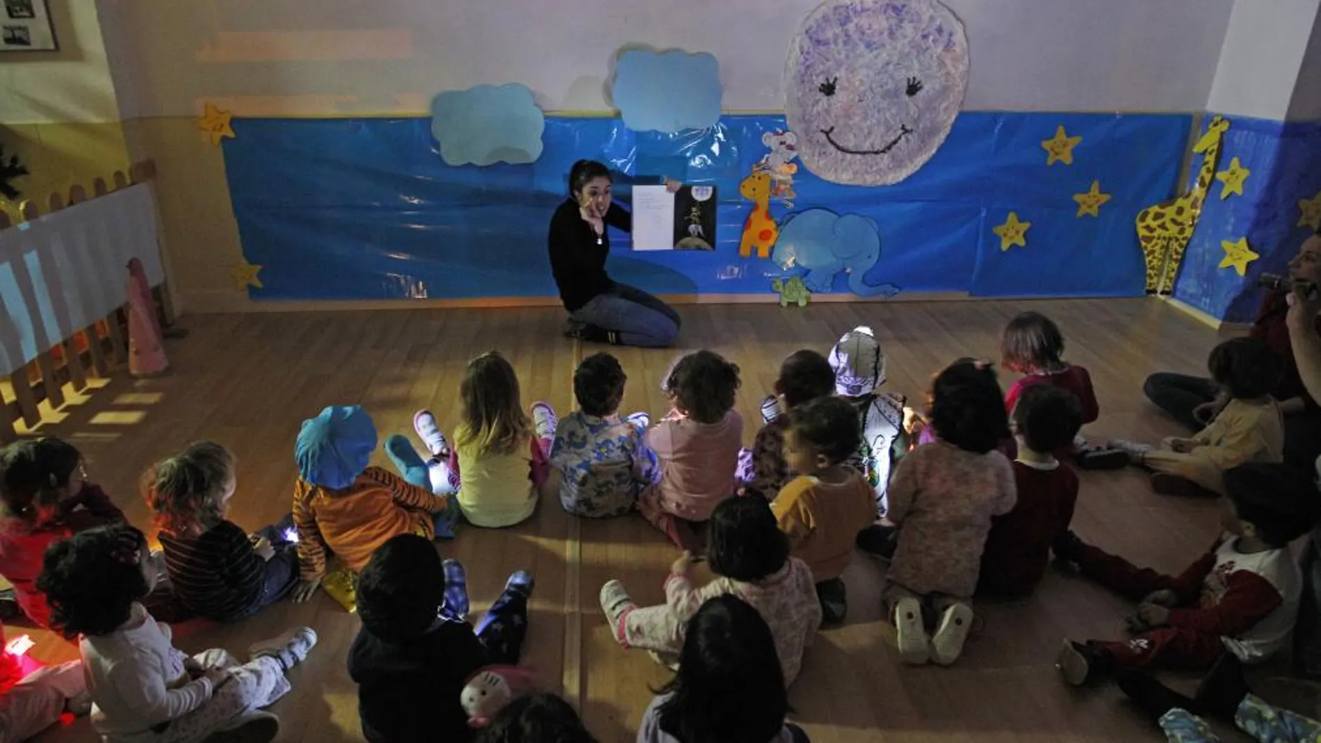 Un grupo de niños atiende a la profesora en una guardería