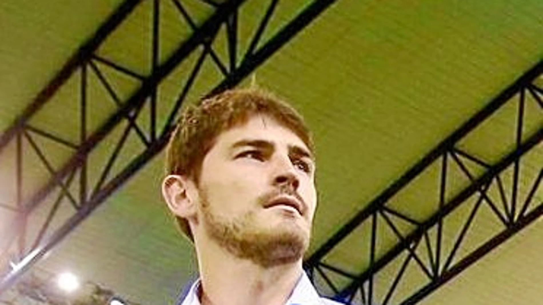 Iker Casillas luce una camisa de la marca en Qatar