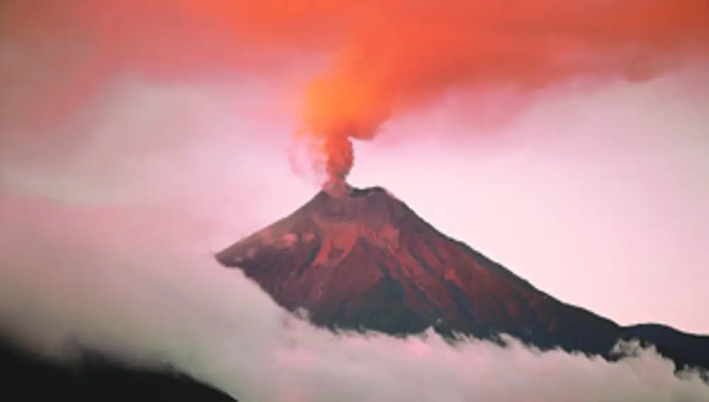 Fotografía de archivo. Volcán Tungurahua (Ecuador) en erupción