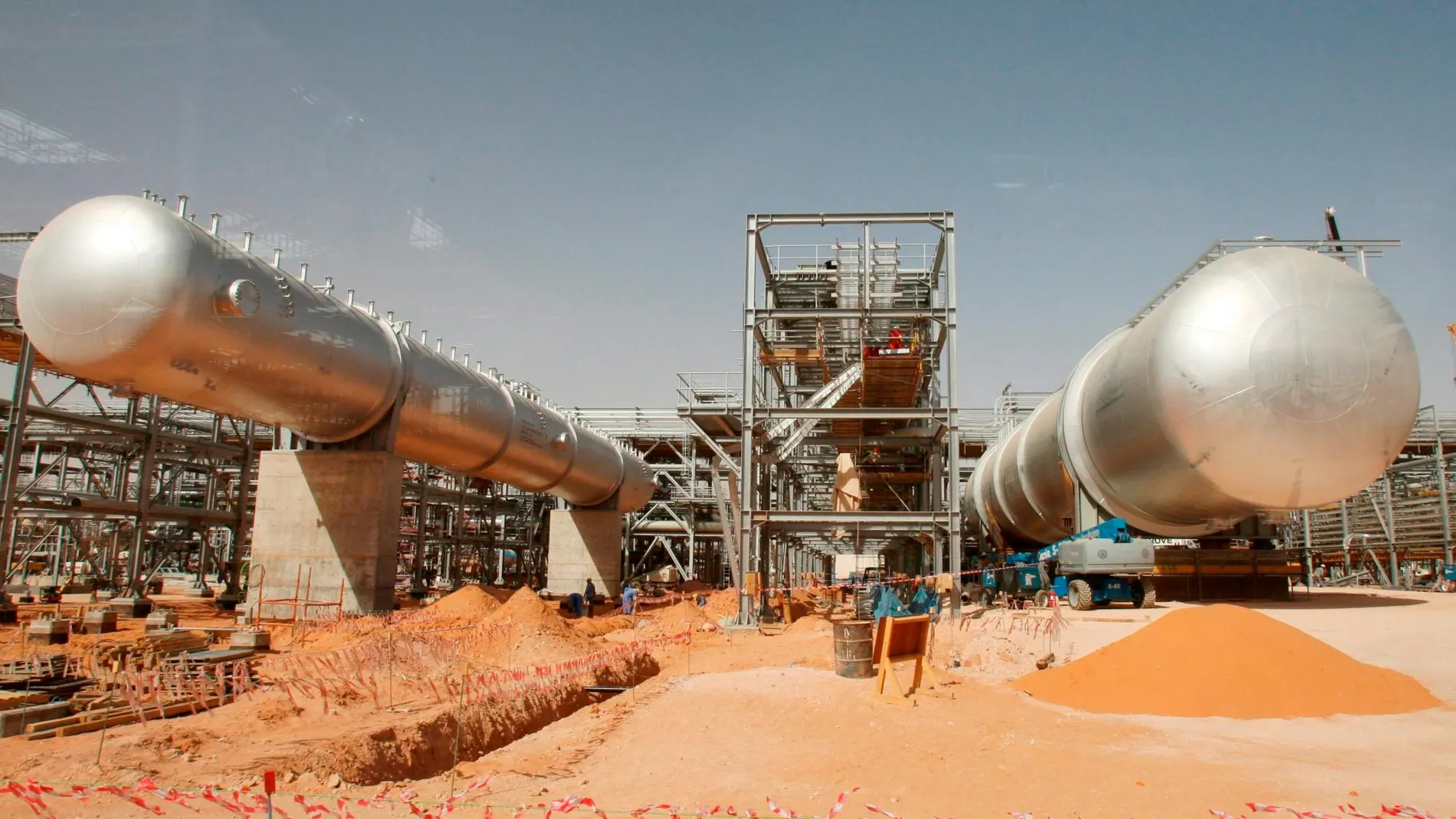 Imagen de archivo de una planta petrolífera a unos 160 kilómetros de Riad. Efe