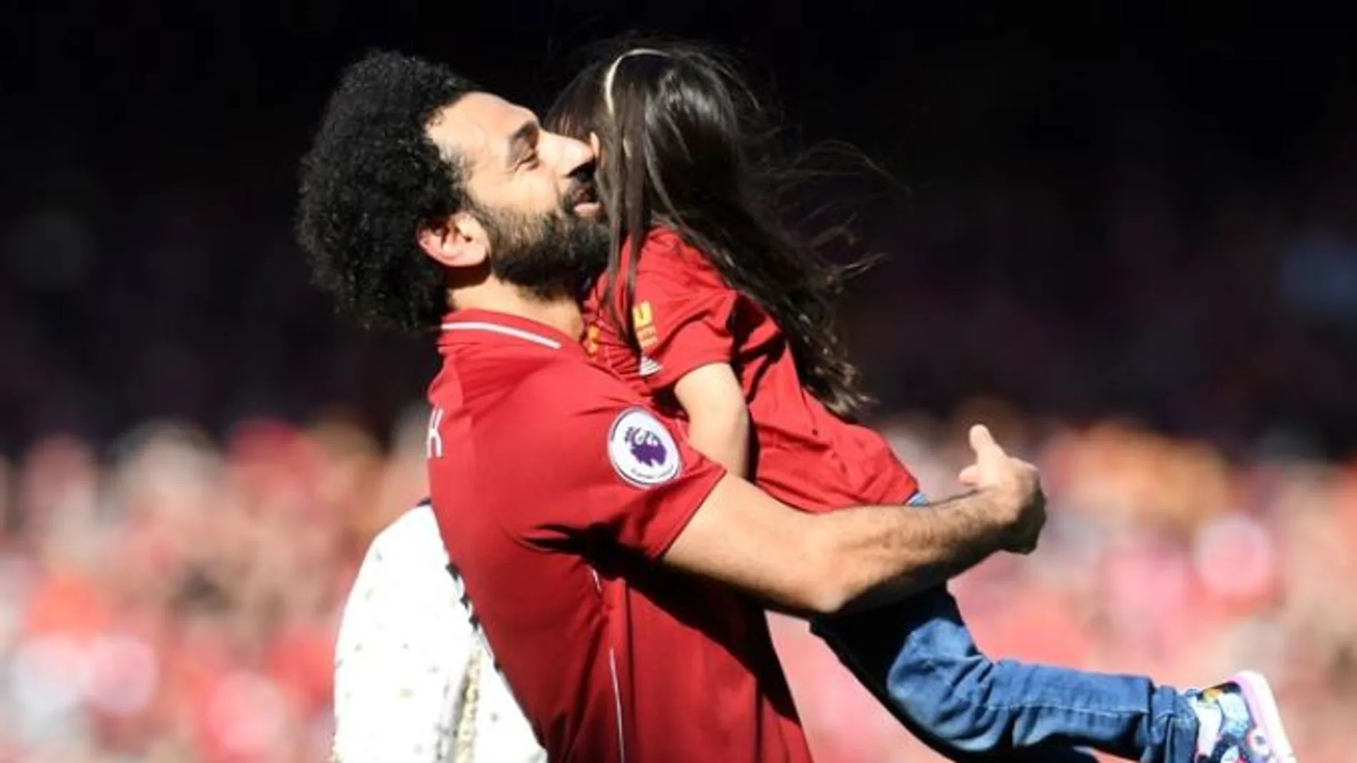 Salah, con su pequeña en brazos