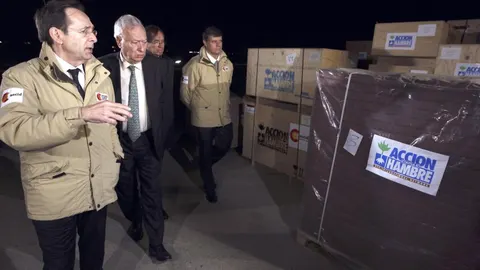 El ministro de Asuntos Exteriores, José Manuel García-Margallo, junto al secretario general de Cooperación Internacional para el desarrollo, Gonzalo Robles, en la base aérea de Torrejón con la ayuda para Filipinas