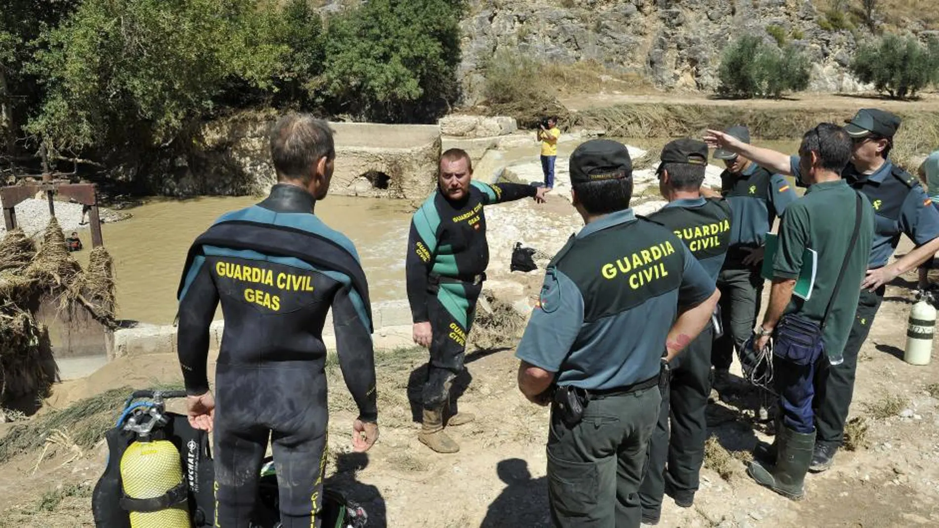 Agentes del Grupo Especial de Actividades Subacuáticas (GEAS) actúan en el rescate