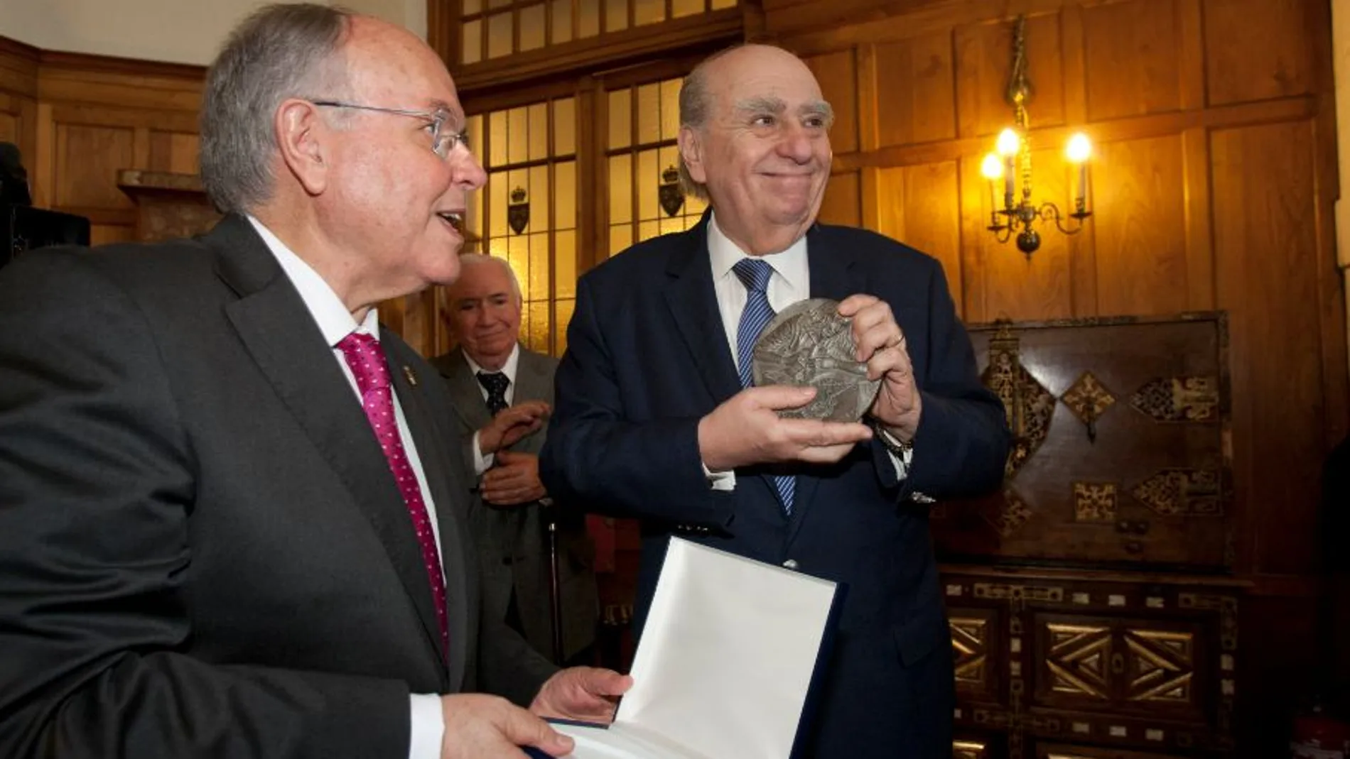 El exmandatario uruguayo, Julio María Sanguinetti, ha recibido esta mañana la medalla de Honor de la Universidad Internacional Menéndez Pelayo