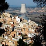 El pueblo tarraconense de Ascó, con uno de los reactores de la planta nuclear al fondo