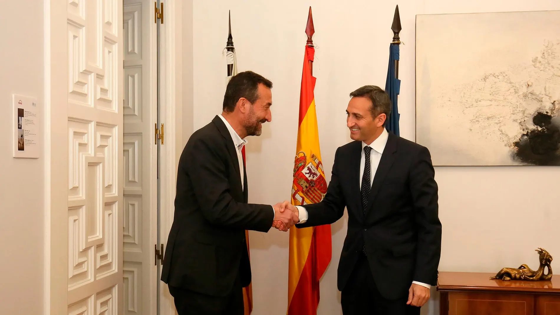 El alcalde de Elche, Carlos González, saluda al presidente de la Diputación de Alicante, César Sánchez, ayer, durante la presentación del concurso de ideas para el diseño del futuro Auditorio Provincial de Elche