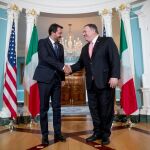 Matteo Salvini, vicepresidente de Italia, y Mike Pompeo, secretario de Estado de EE UU, se saludan este lunes en Washington/Ap
