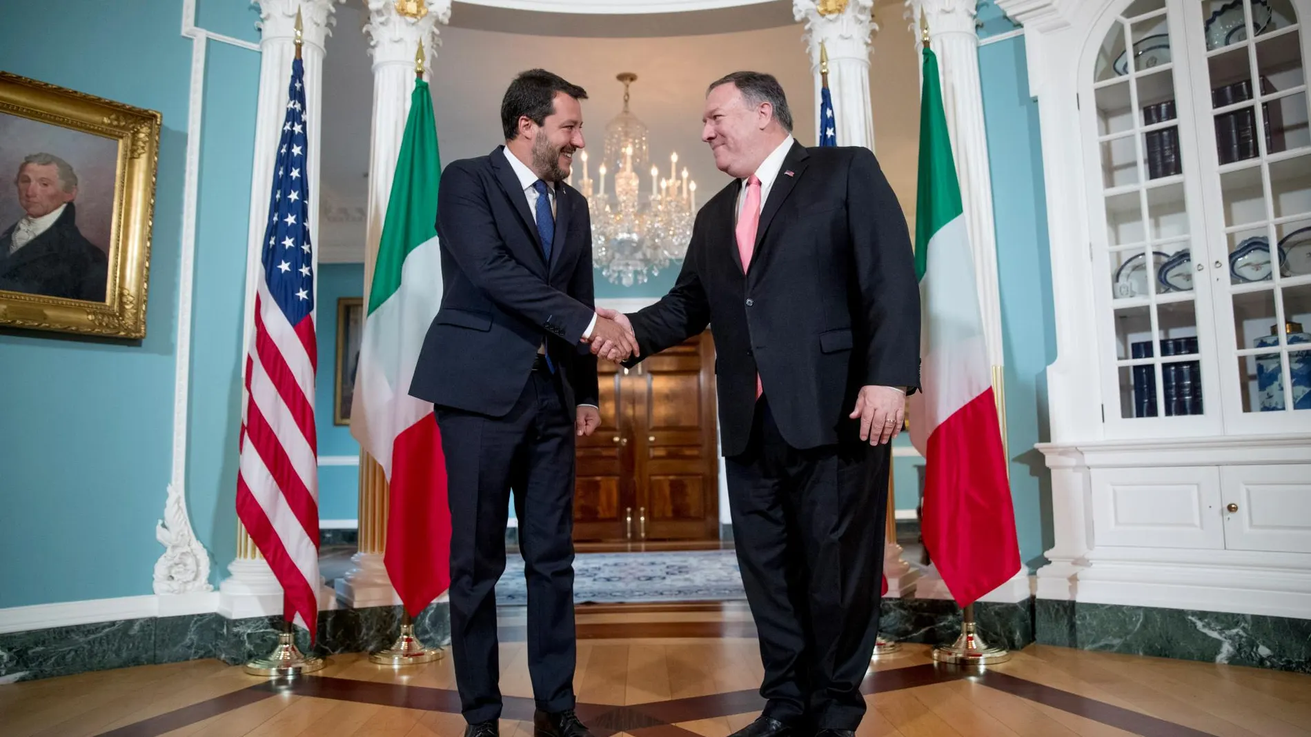 Matteo Salvini, vicepresidente de Italia, y Mike Pompeo, secretario de Estado de EE UU, se saludan este lunes en Washington/Ap