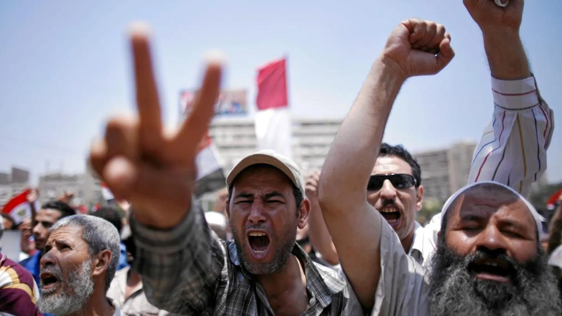 Seguidores de Mursi protestan, ayer, en una plaza de El Cairo por el derrocamiento de su líder