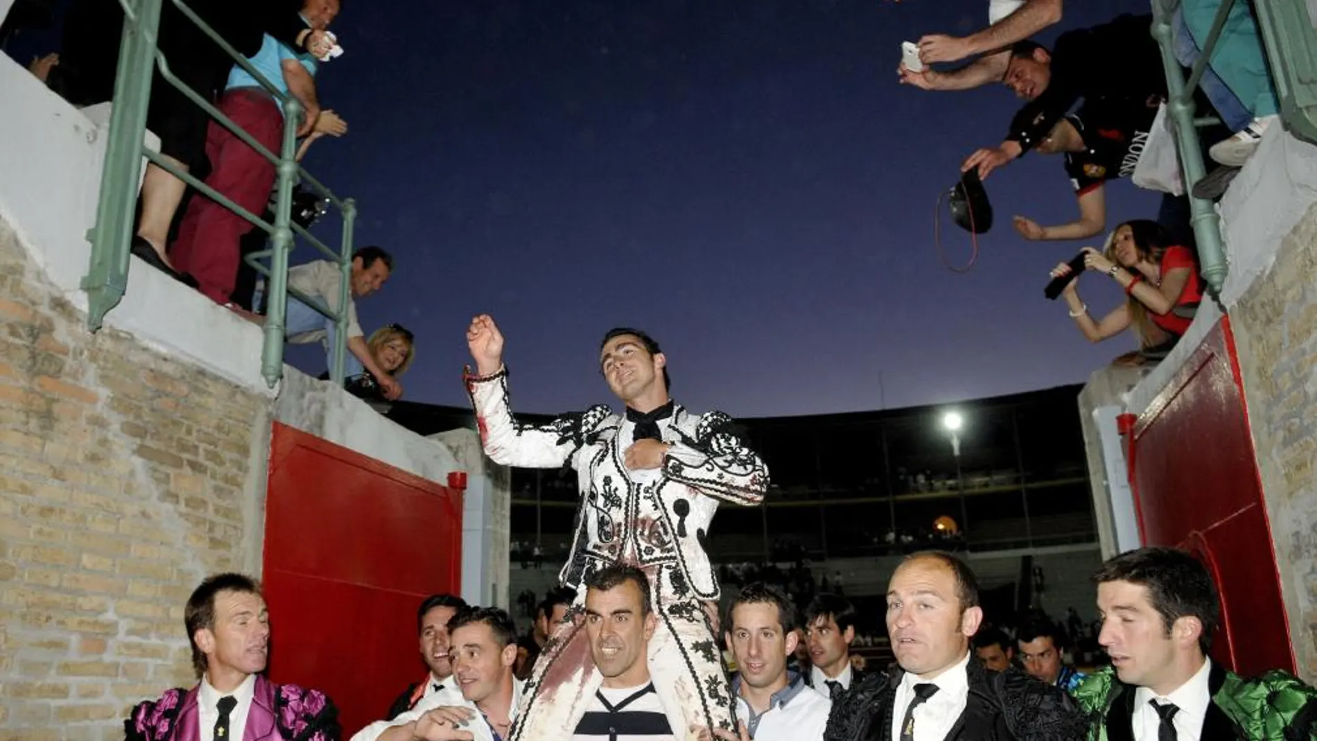 «El Fandi» sale por la puerta grande de la plaza de toros de Granada, tras lidiar seis toros en la corrrida de la Feria del Corpus celebrada esta tarde en la ciudad andaluza