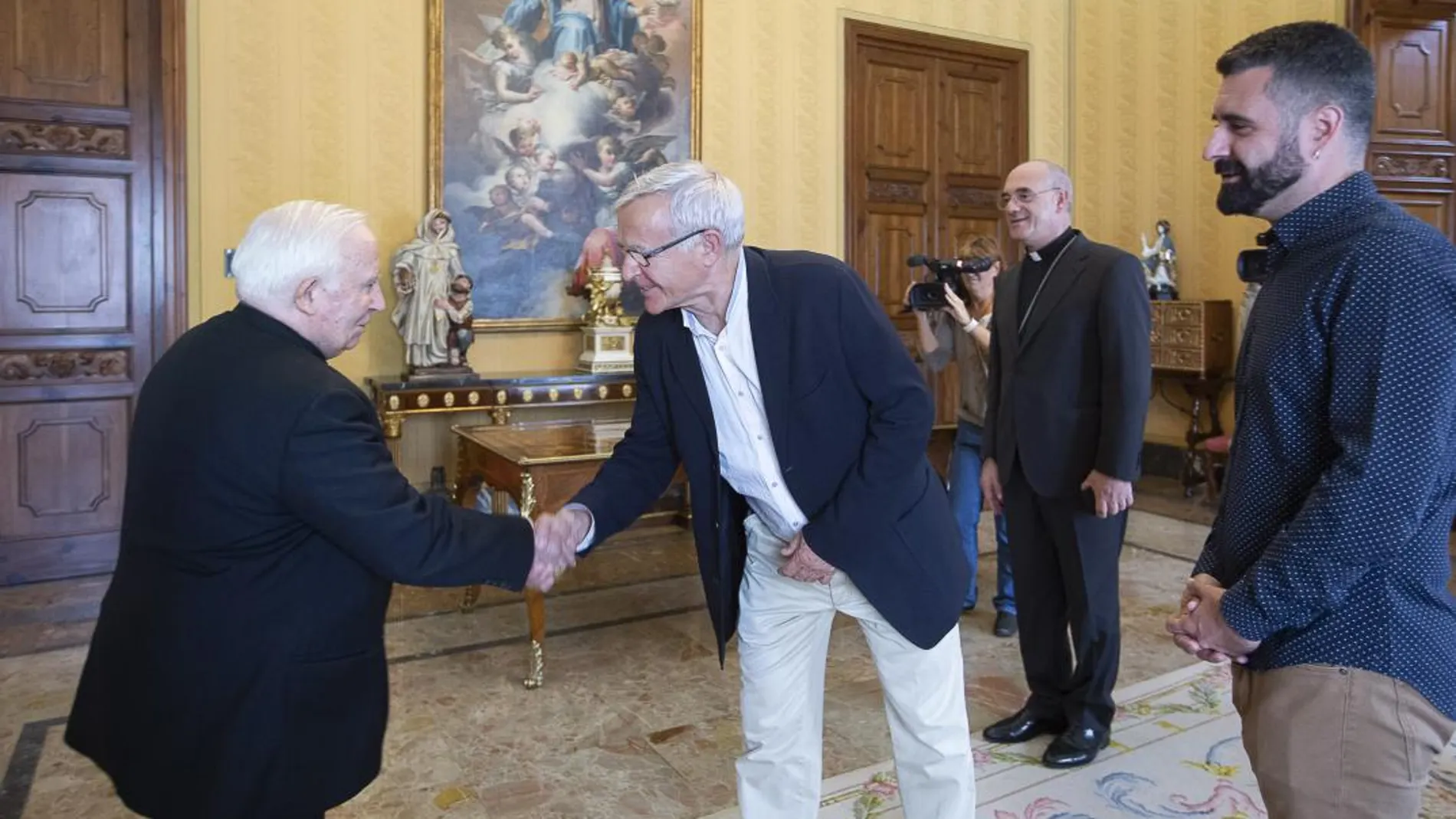 El arzobispo de Valencia, Antonio Cañizares, recibió ayer al alcalde Joan Ribó y al concejal de Cultura Festiva, Pere Fuset/La Razón