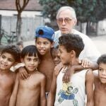 El obispo emérito español Pedro Casaldáliga fotografiándose, en plena calle, con varios niños brasileños
