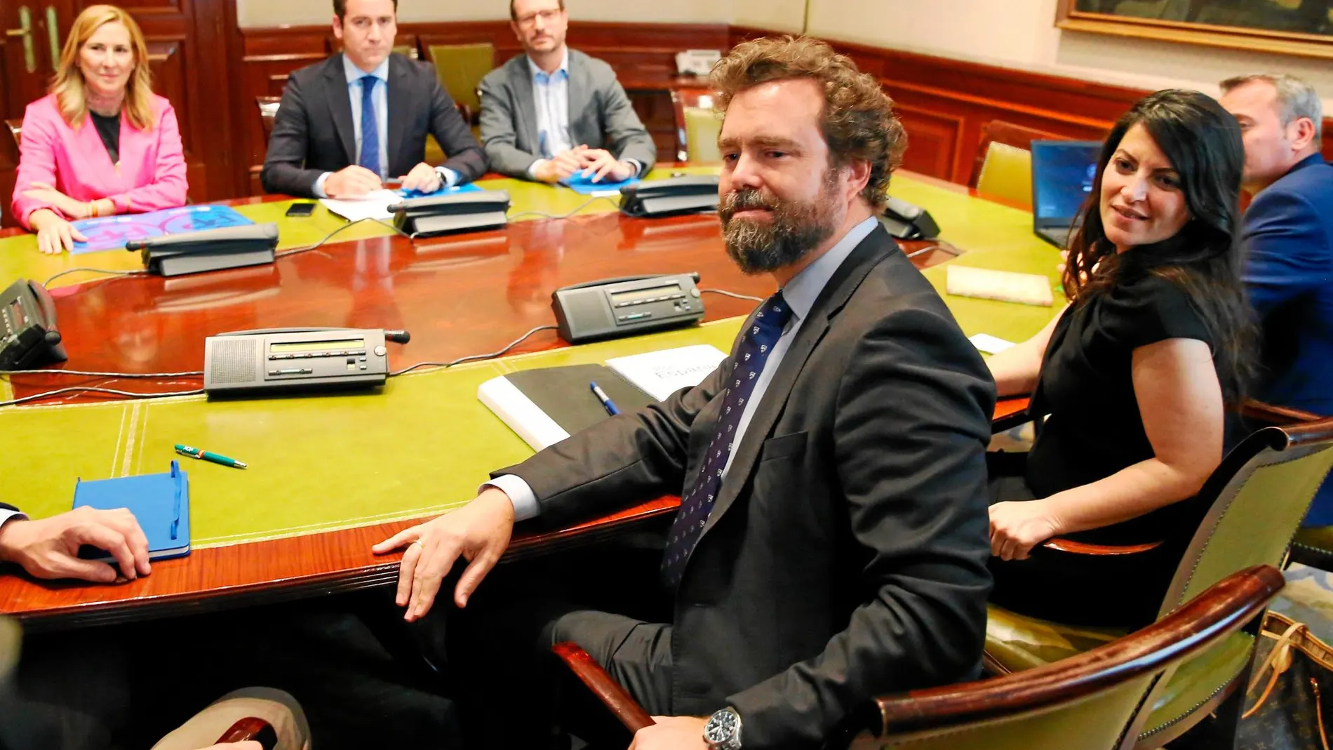 Teodoro García Egea y Javier Maroto en la mesa de negociación con Espinosa de los Monteros en el Congreso. Foto: Cipriano Pastrano