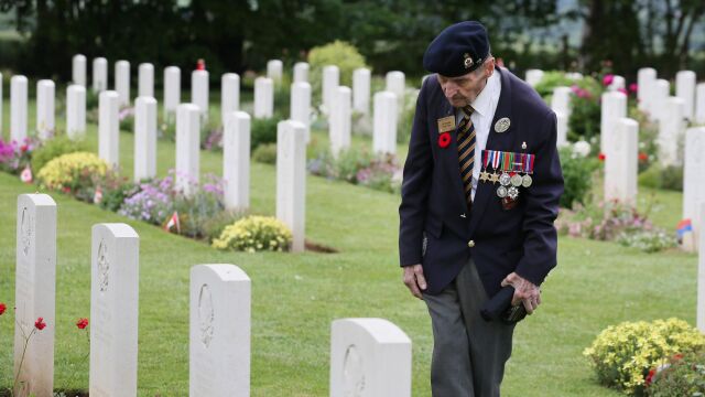 El veterano canadiense de la II Guerra Mundial, Bill Tymchuk, en uno de los cementerios de Normandía / AP