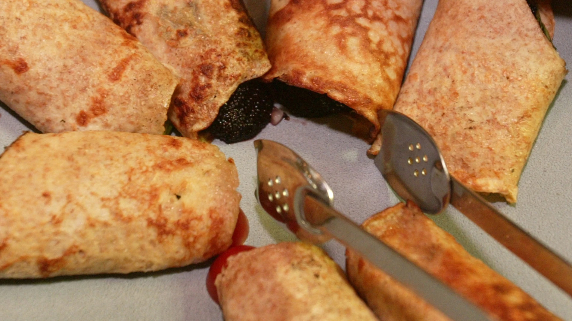 Estudiantes cocinan creps con orina y semen para sus profesores