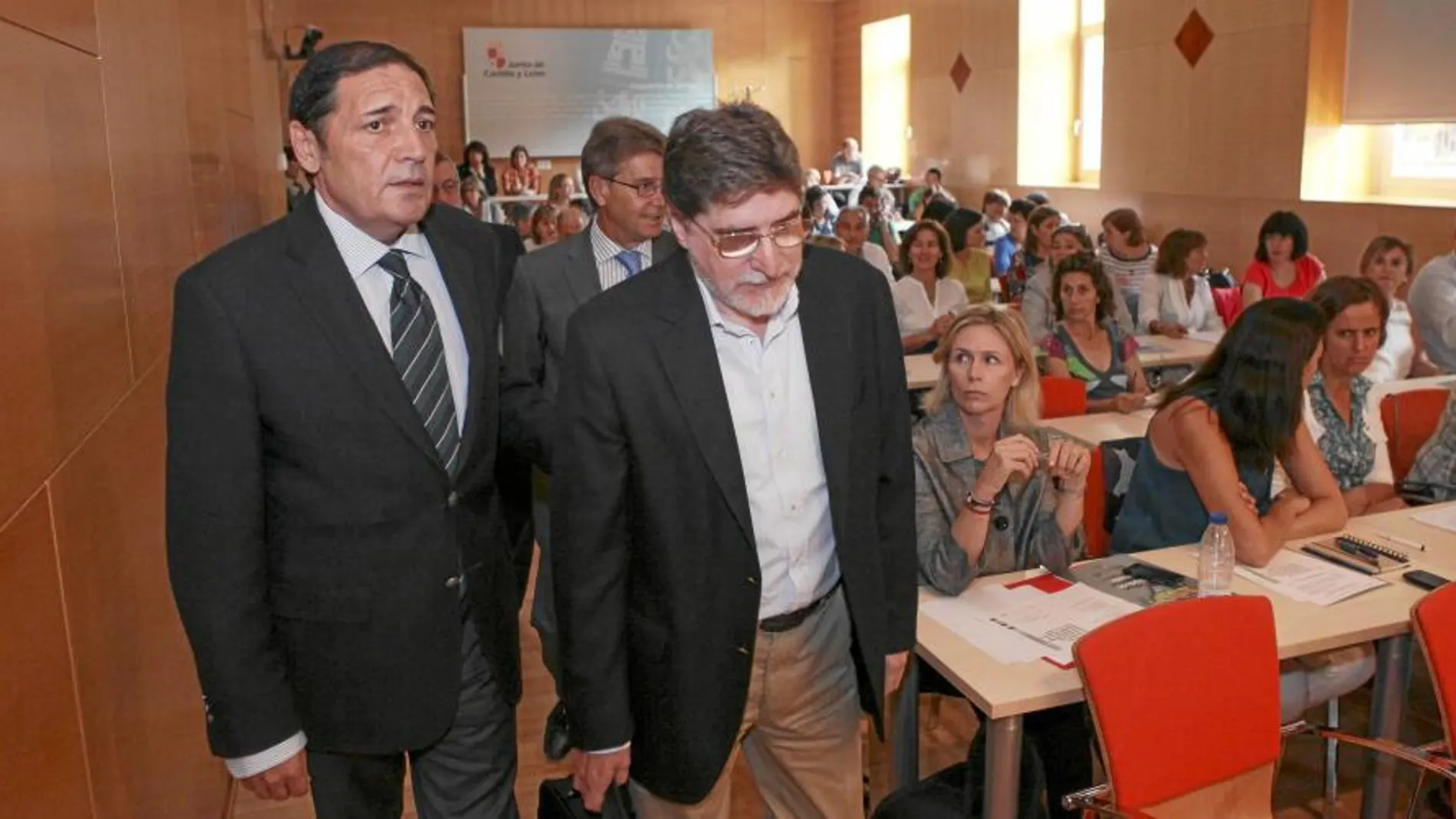 El consejero de Sanidad, Antonio María Sáez Aguado, presenta la guía, junto con Luis Mayoral