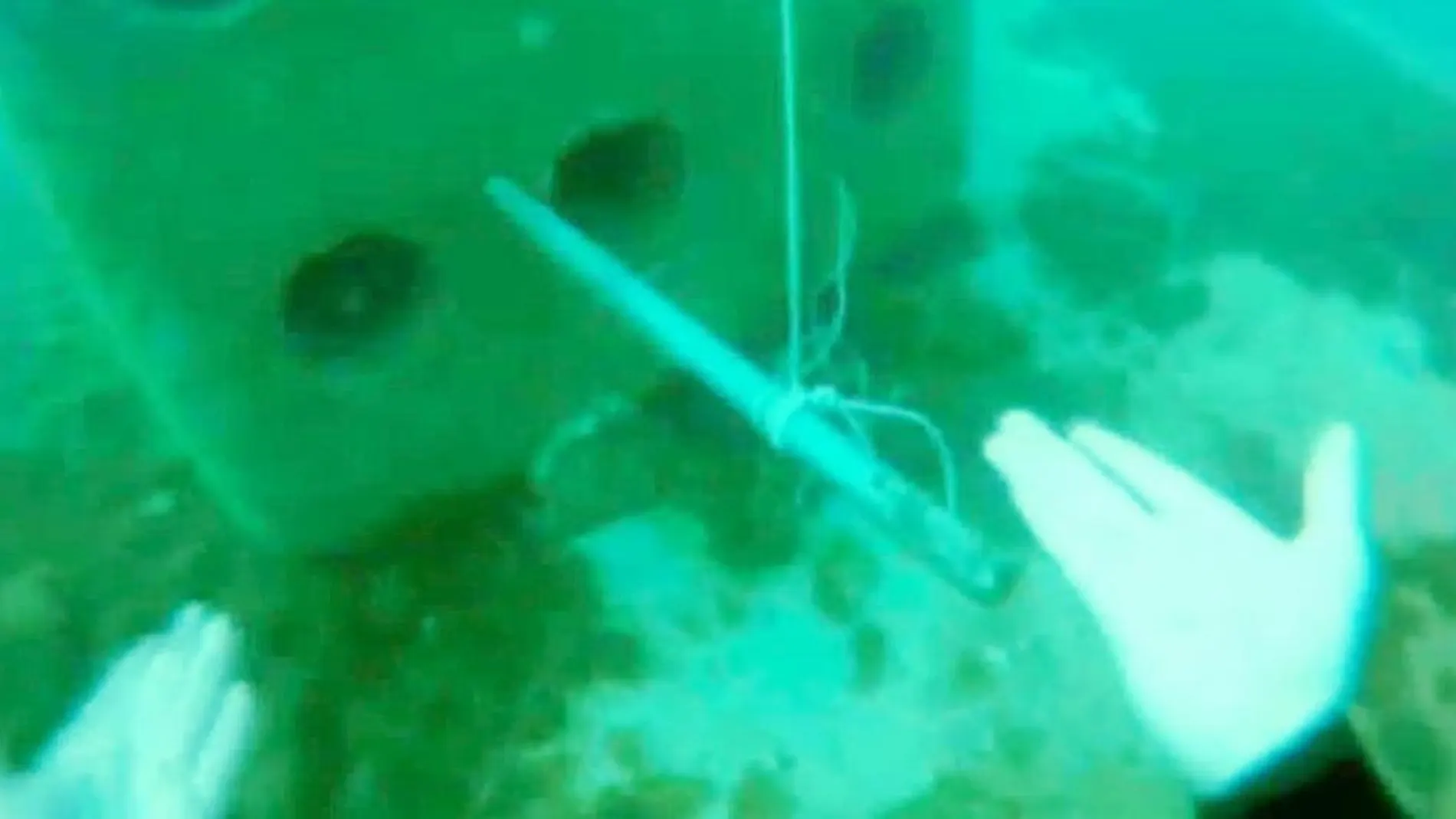 Imagen submarina en la que se ve uno de los bloques en el fondo de la bahía de Algeciras con los pinchos que destrozan las redes de los pescadores