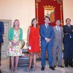 Foto de familia de la consejera Milagros Marcos y el alcalde de Salamanca, Alfonso Fernández Mañueco, tras firmar el acuerdo