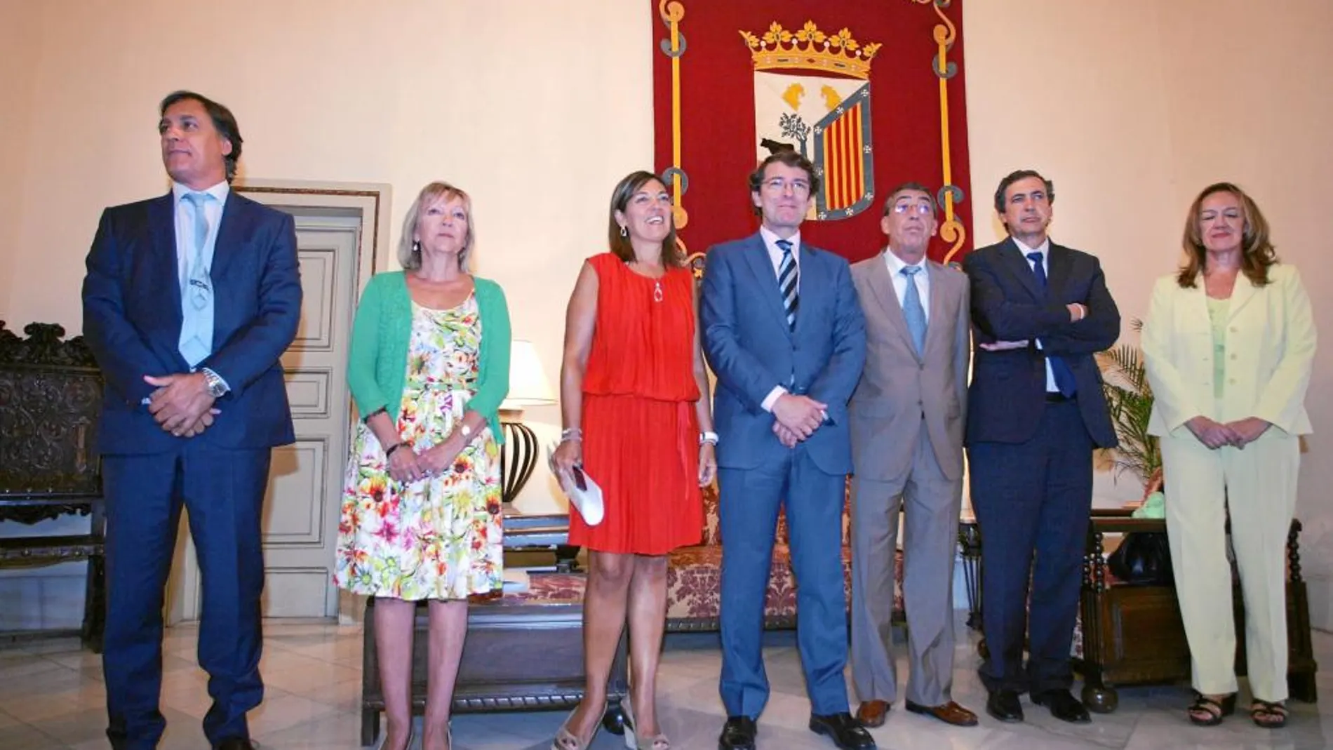 Foto de familia de la consejera Milagros Marcos y el alcalde de Salamanca, Alfonso Fernández Mañueco, tras firmar el acuerdo