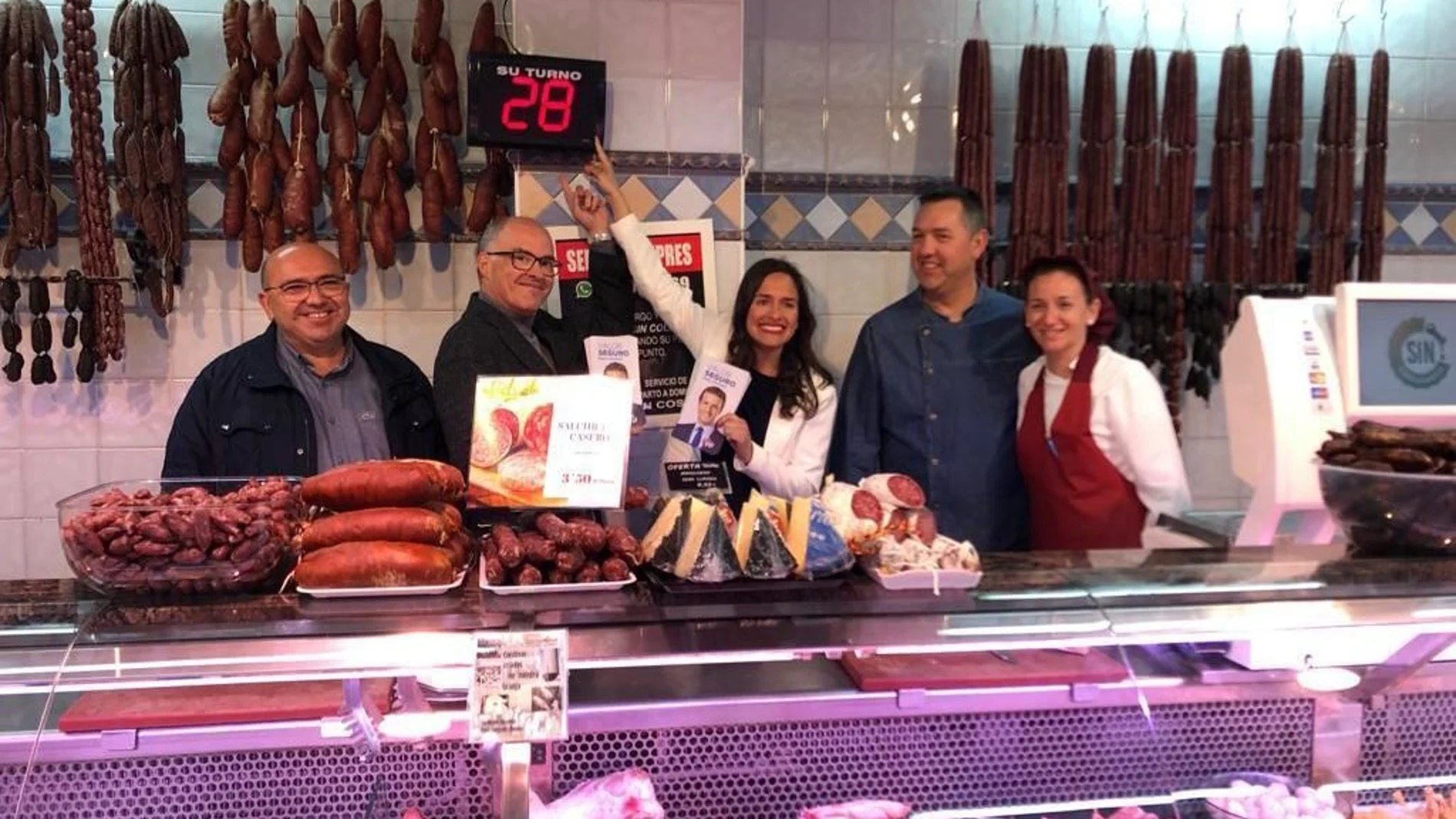 Belén Hoyo y Fernando de Rosa, números uno del PP por Valencia al Congreso y al Senado, visitaron ayer el mercado municipal de Tavernes de la Valldigna