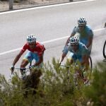 El ciclista italiano del Equipo Astana Vincenzo Nibali, con el maillot rojo de líder