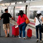 Un grupo de pasajeros se dispone a subir al primer AVE de la compañía Renfe que une las ciudades de Valencia y Sevilla. EFE/Kai Försterling.