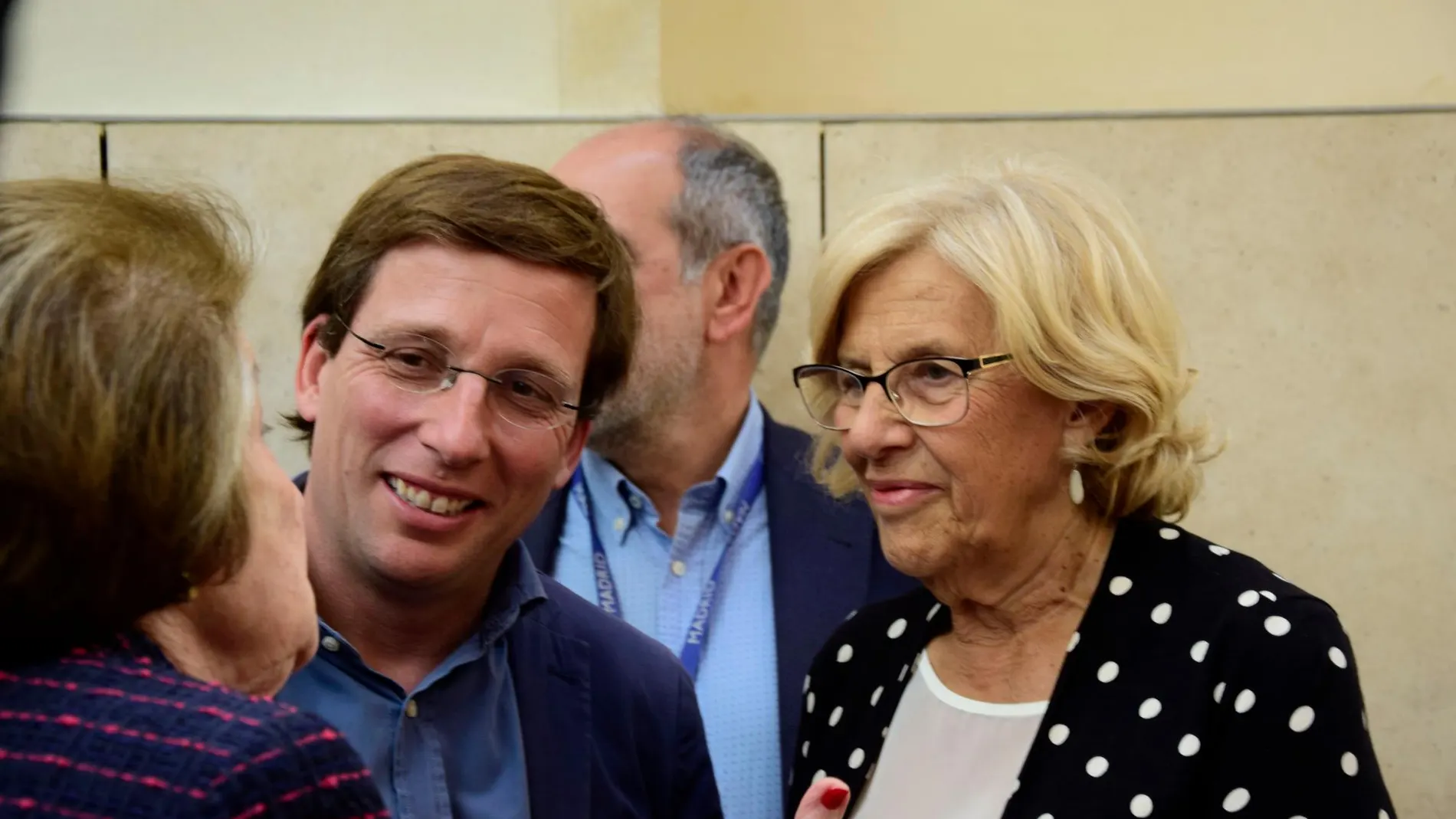 La alcaldesa de Madrid en funciones, Manuela Carmena, junto al alcaldable del PP, José Luis Martínez-Almeida / Foto: Efe